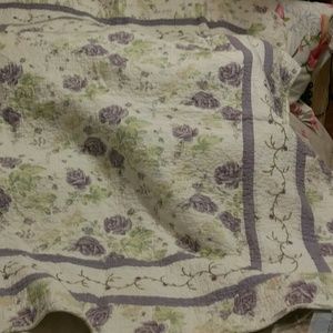 NWT - QUILT WHITE WITH PURPLE ROSES